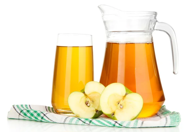 Vaso completo y jarra de zumo de manzana y manzanas aisladas en blanco — Foto de Stock