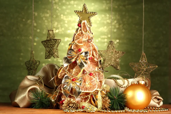 Krásný vánoční strom suchý citronů s výzdobou, na pozadí svítí zelená — Stock fotografie