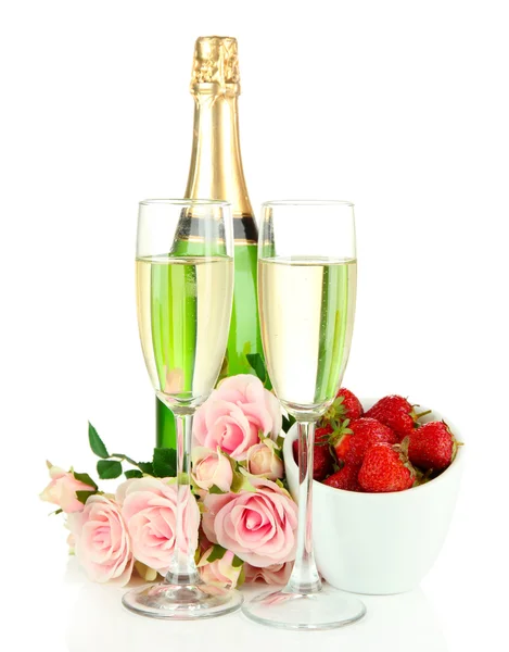 Romantische Stilleven met champagne, aardbei en roze rozen, geïsoleerd op wit — Stockfoto