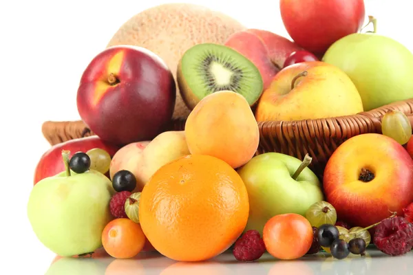 Assortiment de fruits juteux, isolés sur blanc — Photo