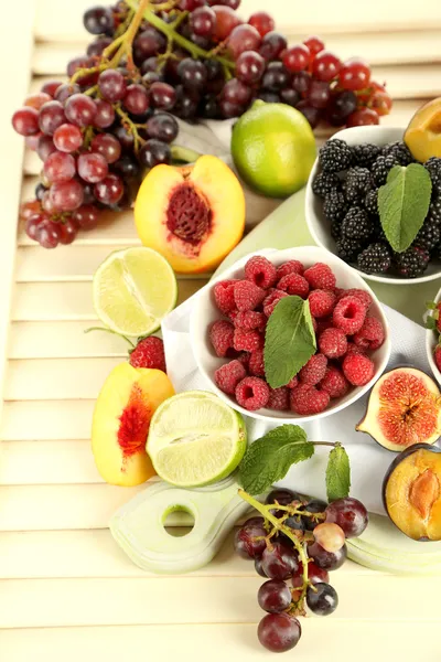 Berbagai macam buah-buahan dan buah-buahan di latar belakang kayu — Stok Foto