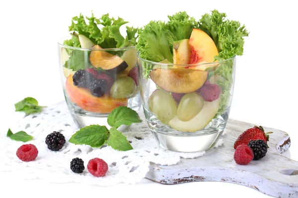 Fruitsalade in glazen, geïsoleerd op wit — Stockfoto