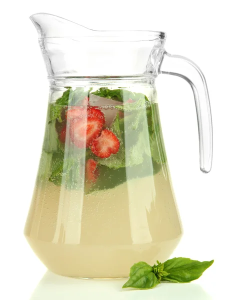 Basil limonade met aardbei, geïsoleerd op wit — Stockfoto