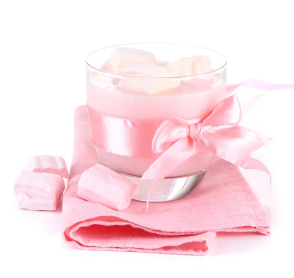 Yogurt saporito con marshmallow, isolato su bianco — Foto Stock