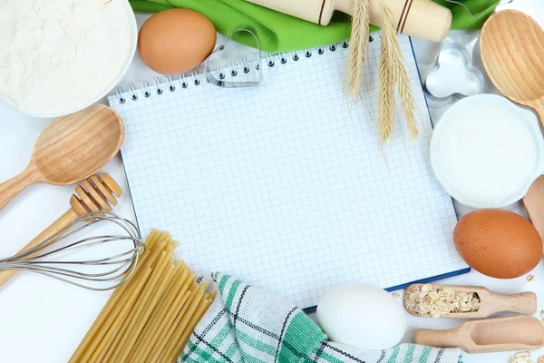 Concepto de cocina. Ingredientes básicos para hornear y herramientas de cocina de cerca — Foto de Stock