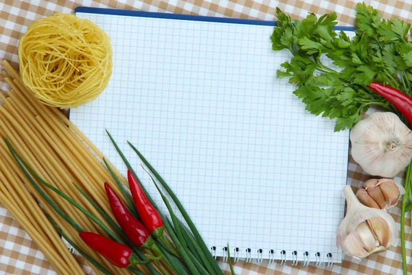 Concepto de cocina. Abarrotes con libro de cocina vacío de cerca —  Fotos de Stock