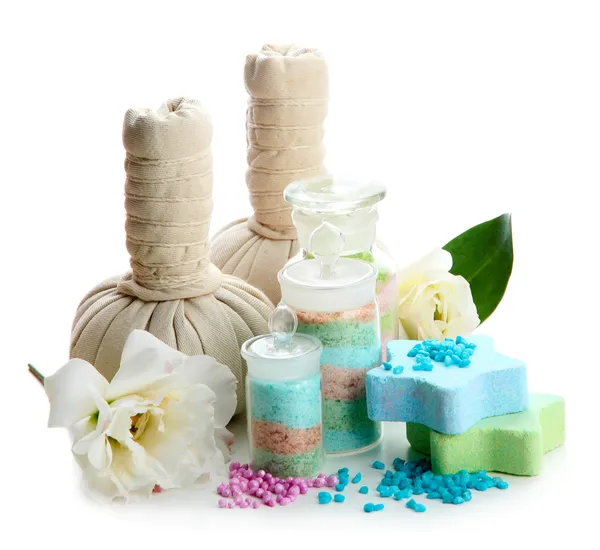 Sales aromáticas en frascos de vidrio y bolas de compresas de hierbas para el tratamiento de spa, aisladas en blanco — Foto de Stock