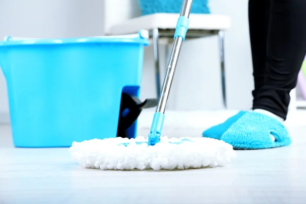 Mopping golv på hem närbild — Stockfoto