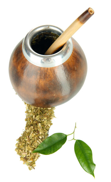 Калабаш и бомбилла с мате йерба изолированы на белом
