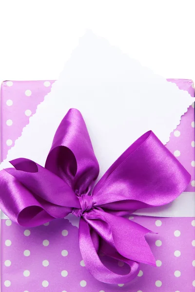 Caja de regalo con etiqueta en blanco de cerca —  Fotos de Stock