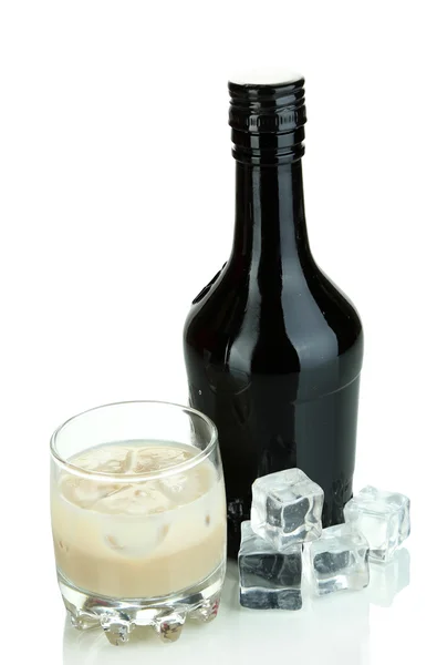 Baileys likör i flaska och glas isolerade på vit — Stockfoto