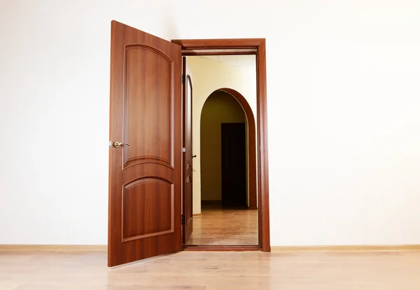 Offene Tür im leeren Raum — Stockfoto