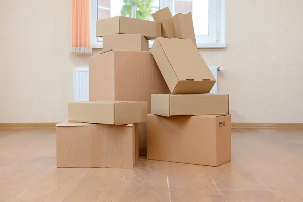 Habitación vacía con pila de cajas de cartón: concepto de casa móvil —  Fotos de Stock