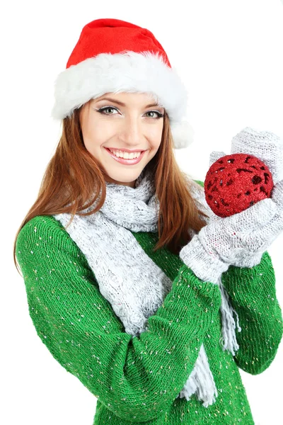 Hermosa chica sonriente con bola de Navidad aislada en blanco — Foto de Stock