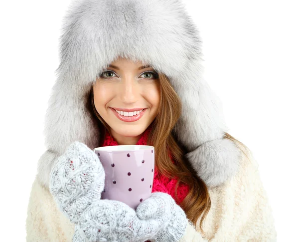 Hermosa chica sonriente en sombrero con taza aislada en blanco —  Fotos de Stock