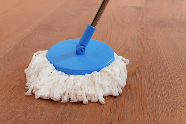 Huis schoonmaken met mop — Stockfoto