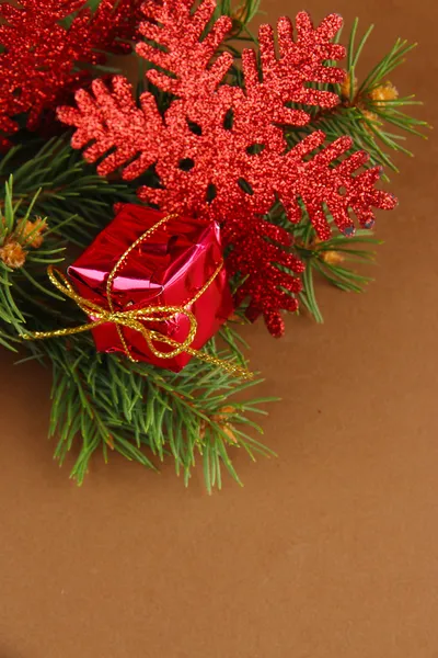 Hermosas decoraciones de Navidad en abeto sobre fondo marrón —  Fotos de Stock