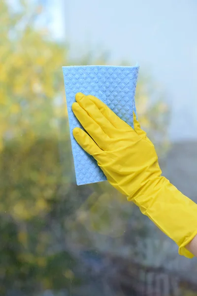Handen met servet schoonmaken venster — Stockfoto