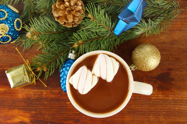 Filiżankę gorącej kakao z ozdób świątecznych na drewniane tła — Zdjęcie stockowe