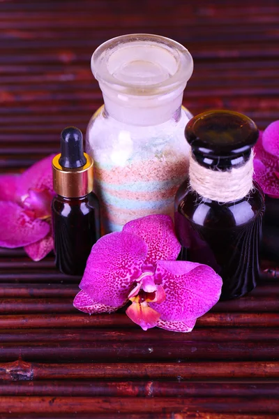 Hermoso entorno de spa con orquídea en la mesa de bambú de cerca —  Fotos de Stock