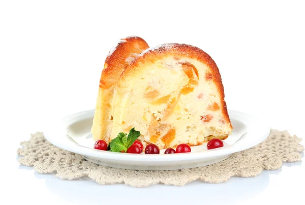 Smak på velsmakende hjemmelagd kake med bær, isolert på hvitt – stockfoto
