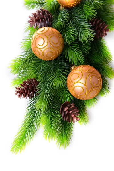 Çam ağacı, beyaz izole Noel topları — Stok fotoğraf