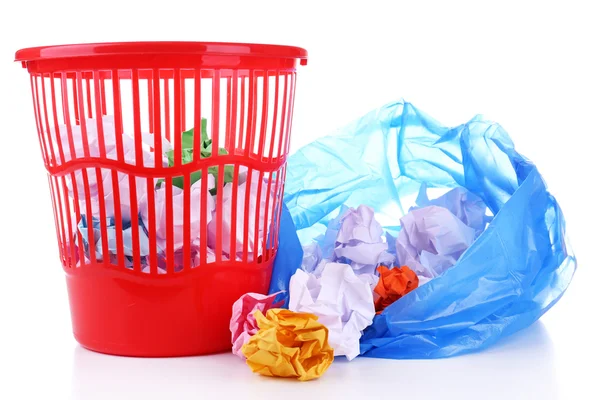 Cestino della spazzatura e sacchetto di plastica, isolato su bianco — Foto Stock