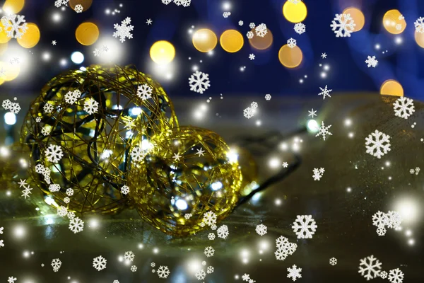 Kerst decoratieve ballen en slinger, op donkere achtergrond — Stockfoto