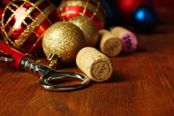 Corchos de vino con nuevos juguetes de Año en primer plano de mesa de madera —  Fotos de Stock
