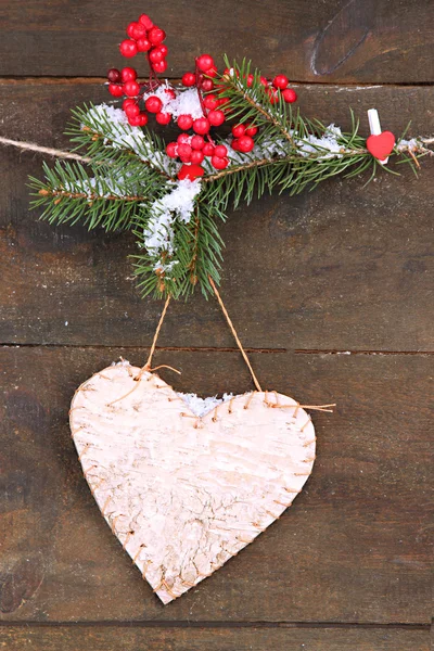 Coeur décoratif sur corde, sur fond bois — Photo