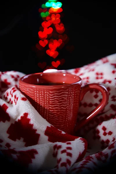 Tasse Kaffee mit Karo auf dunklem Hintergrund — Stockfoto