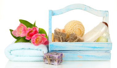 Kozmetik Şişeler ve ahşap sepet içinde beyaz izole sabun