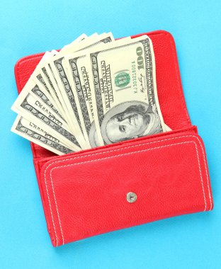 renkli arka plan üzerinde yüz dolarlık banknot ile çanta
