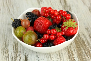 kase üzerinde tablo yakın çekim olgun çilek