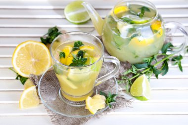 çay zencefil üzerinde ahşap masa üstünde çul ile