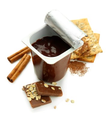 Açık plastik kap üzerinde beyaz izole krem çikolata