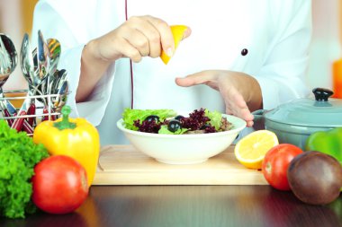 Cook eller salata hazırlamak