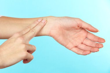 Açık mavi renkli üzerinde nabız ölçme