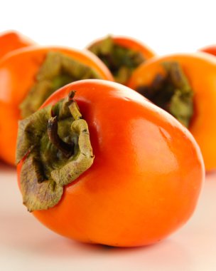 Olgun hurma üzerinde beyaz izole