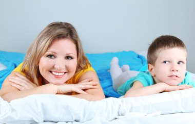 yatakta yatan anne ile küçük çocuk