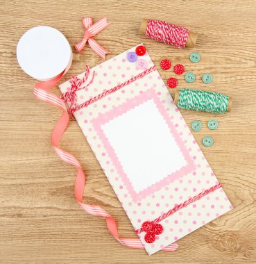 güzel el kartpostal ve scrapbooking elemanları, ahşap masa yapımı