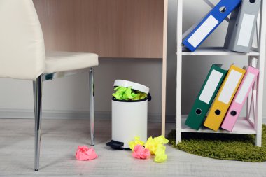 office arka plan üzerinde çöp kutusu