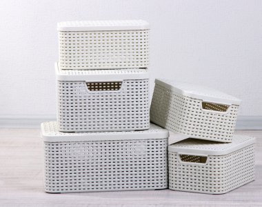 Şeyler kat Oda arka plan üzerinde depolamak için plastik sepetler