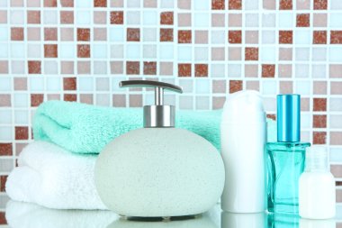 kozmetik ve mozaik karo zemin üzerine banyo aksesuarları