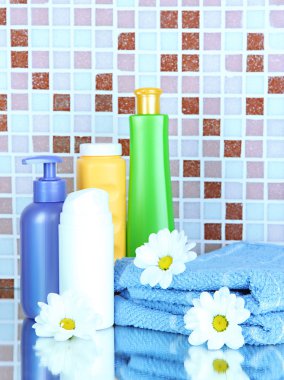 kozmetik ve mozaik karo zemin üzerine banyo aksesuarları