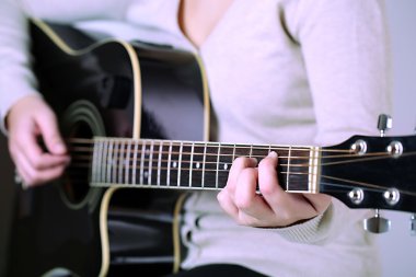 akustik gitar eller, yakın çekim