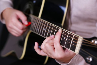 akustik gitar eller, yakın çekim