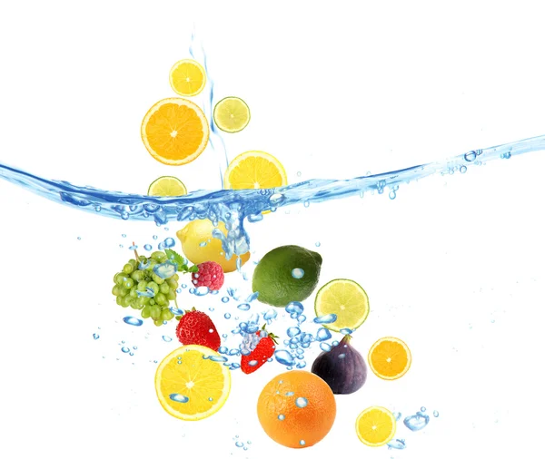 Färska frukter som tappats i vatten — Stockfoto