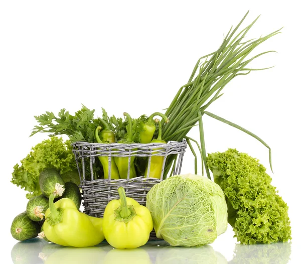 Φρέσκα πράσινα λαχανικά στο καλάθι που απομονώνονται σε λευκό — Φωτογραφία Αρχείου