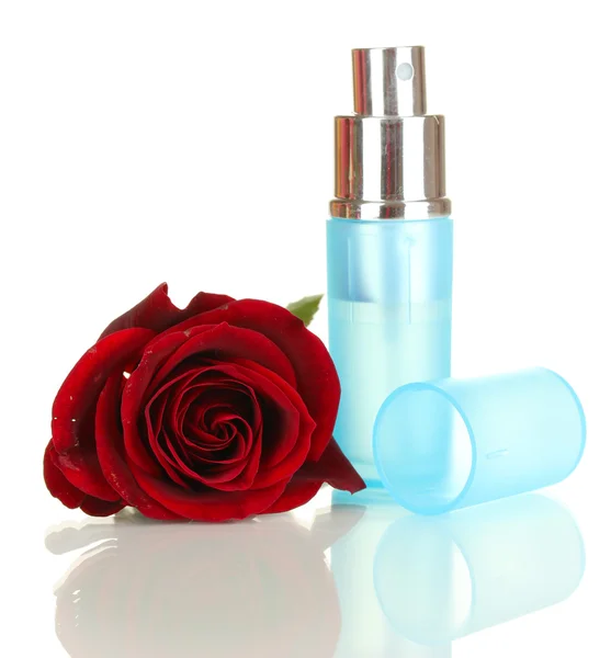 Vrouw perfume in mooie fles met roos geïsoleerd op wit — Stockfoto